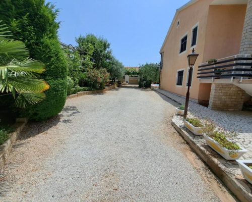 APARTMENT PULA WITH POOL AND FREE PARKING